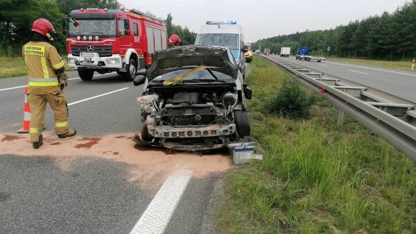 Wypadek na autostradzie A4. Kierująca autem wjechała w bariery, a następnie w naczepę ciężarówki .