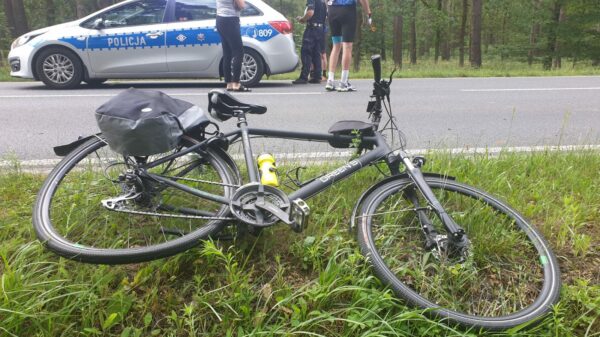Bus potrącił rowerzystę w Zawadzkiem. Mężczyzna trafił do szpitala.