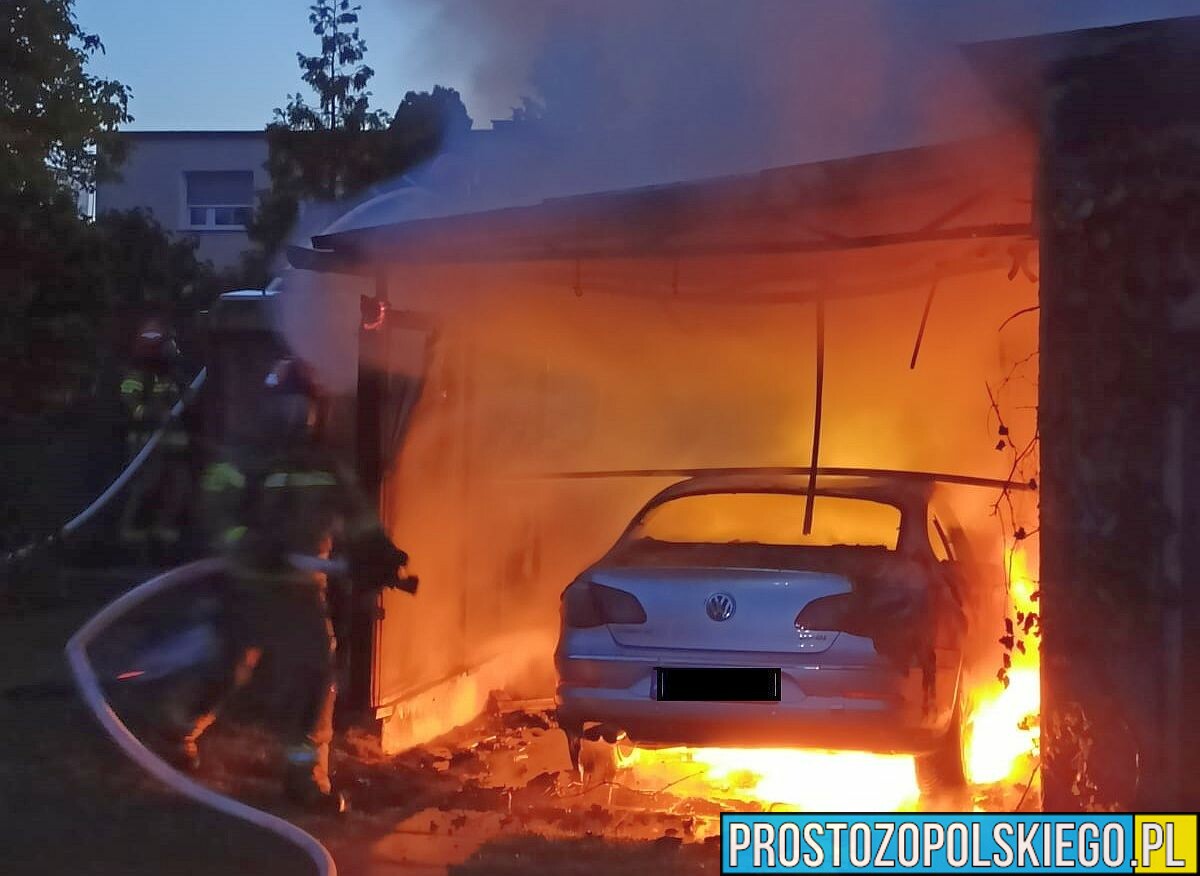 Pożar wiaty w którym był zaparkowany samochód.(Zdjęcia)