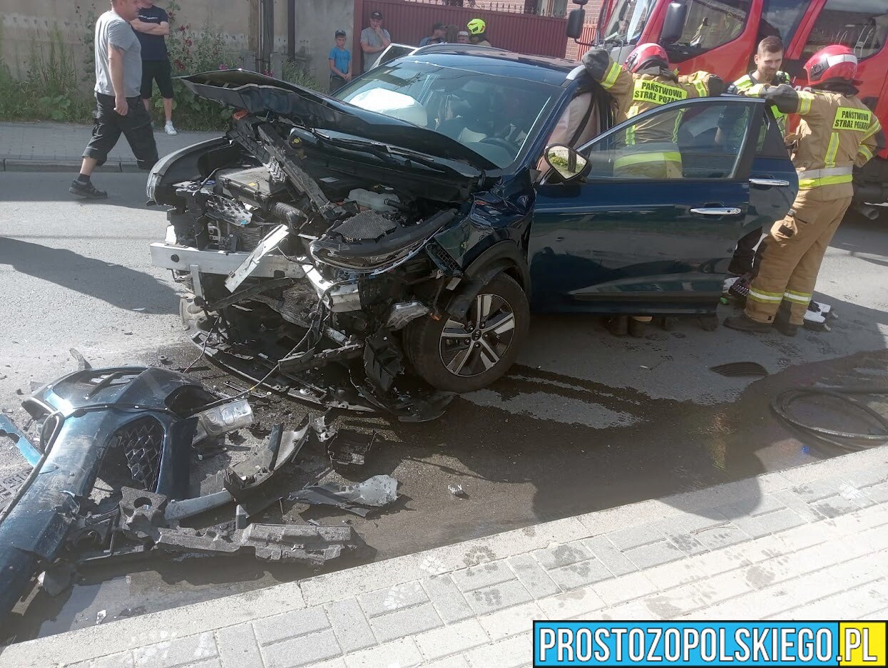 Czołowe zderzenie dwóch samochodów w Strzelcach Opolskich. Trzy osoby zabrane do szpitala(Zdjęcia)