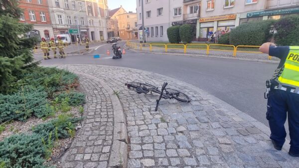 Zderzenie rowerzysty z motocyklistą na rondzie w Kluczborku. Motocyklista uciekł z miejsca pieszo.