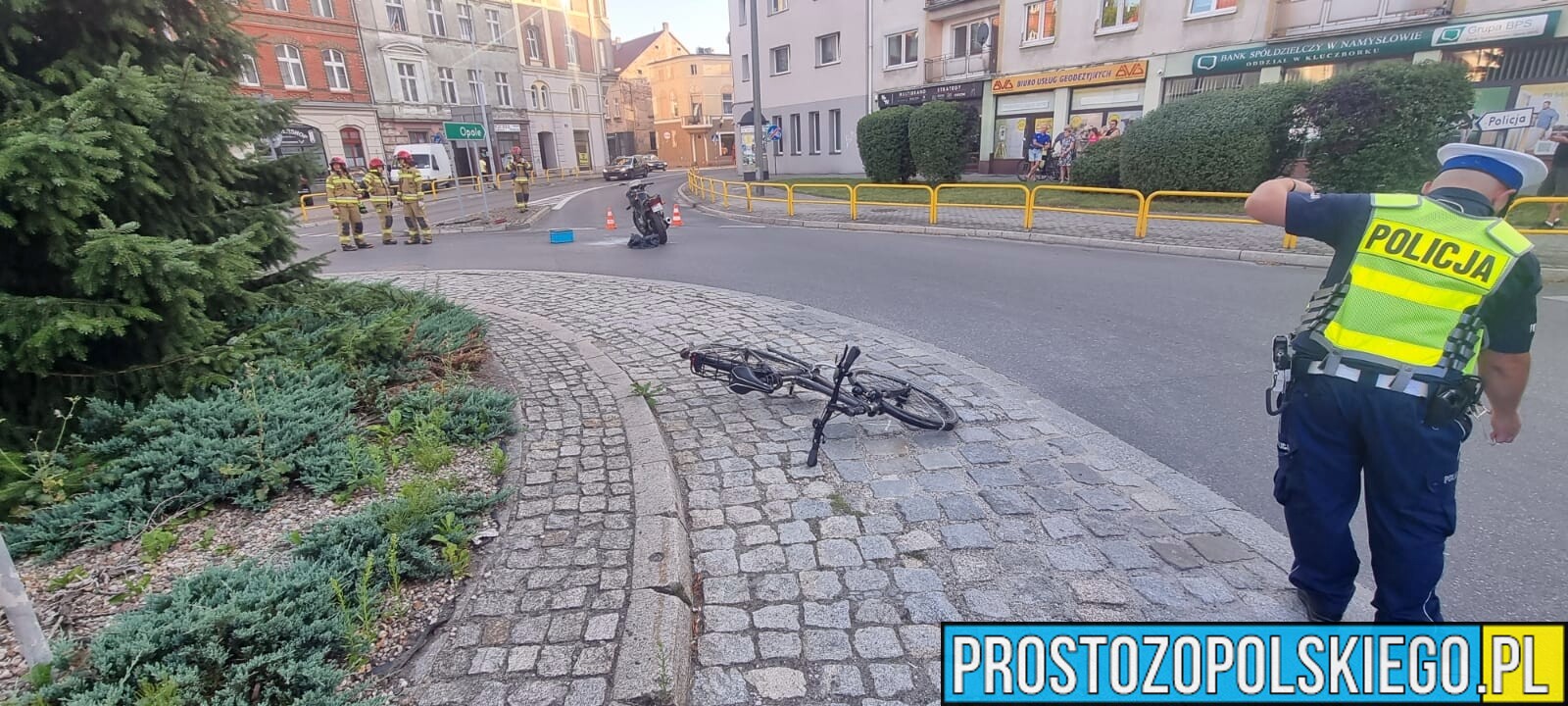 Zderzenie rowerzysty z motocyklistą na rondzie w Kluczborku. Motocyklista uciekł z miejsca pieszo.