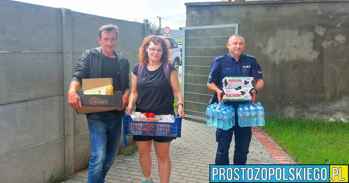 Policjanci ze Strzelec Opolskich niosą pomoc bezdomnym.