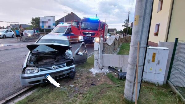 Wypadek w miejscowości Dobra. Kobieta autem wjechała w betonowy płot.