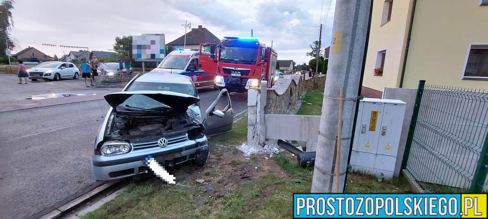 Wypadek w miejscowości Dobra. Kobieta autem wjechała w betonowy płot.