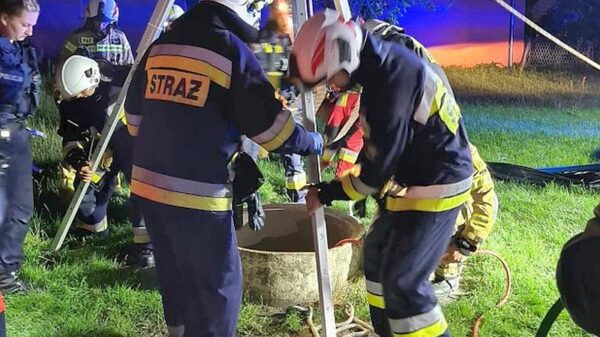 Mężczyzna, sięgając po chłodzące się piwo, wpadł do studni. Interweniowali strażacy ze specjalistycznej Grupy Ratownictwa Wysokościowego.