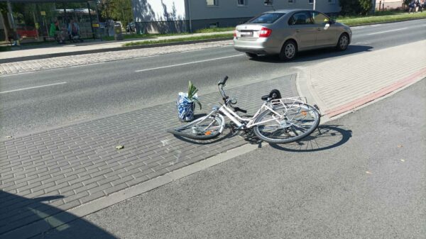 Zderzenie rowerzystki z samochodem na ul. Oleskiej w Opolu.