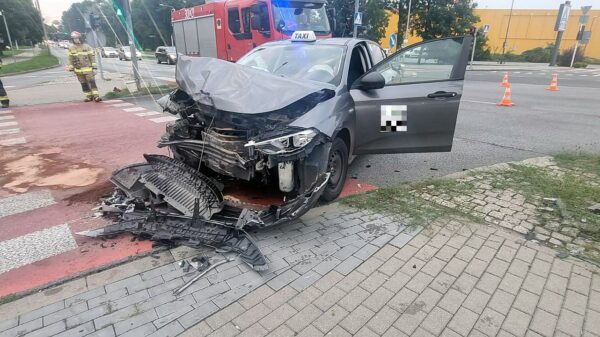 Zderzeni taksówki z toyotą na skrzyżowaniu ulic Horoszkiewicza a Ozimska w Opolu.(Zdjęcia)