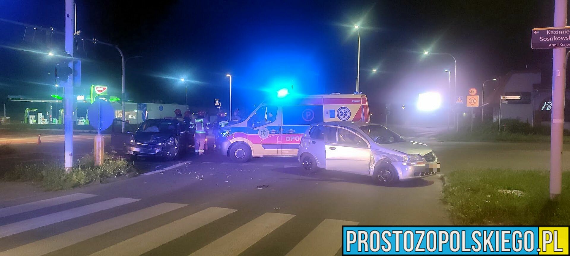 Zderzenie taksówki z osobówką na skrzyżowaniu w Opolu. Jedna osoba trafiła do szpitala. (Zdjęcia&Wideo)