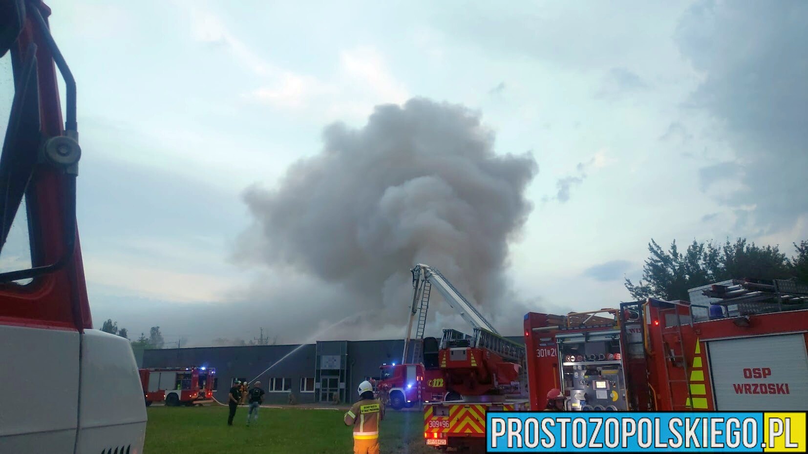 Pożar magazynu pod Opolem, pożar w Opolu, duży pożar pod Opolem, duży pożar w Opolu, palą sie magazyny,