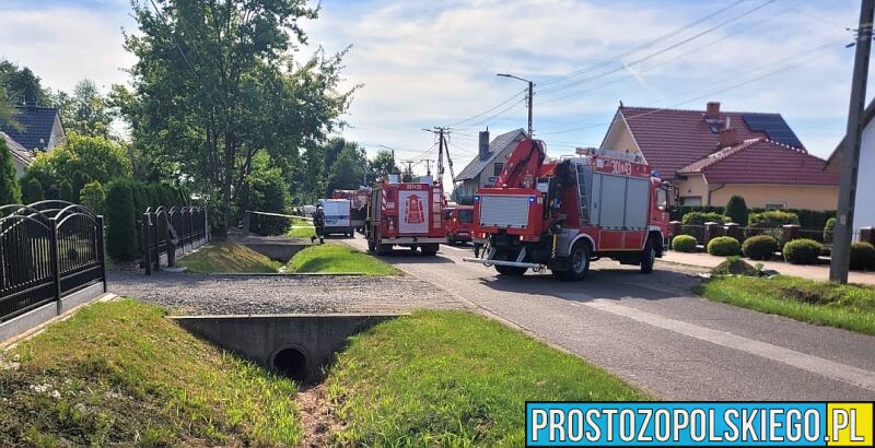 Operator koparki uszkodził rurę z gazem w Niemodlinie. Na miejscu 6 zastępów straży.