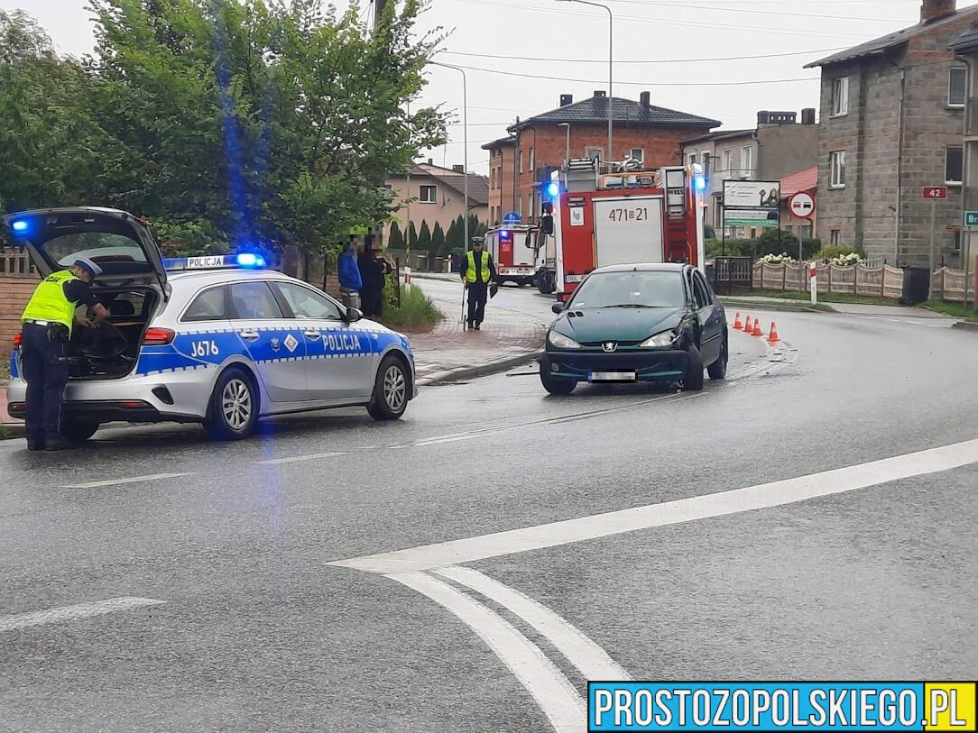 Nietrzeźwa kierująca 59-latka zderzyła się z ciężarówką w miejscowości Strojec koło Praszki.
