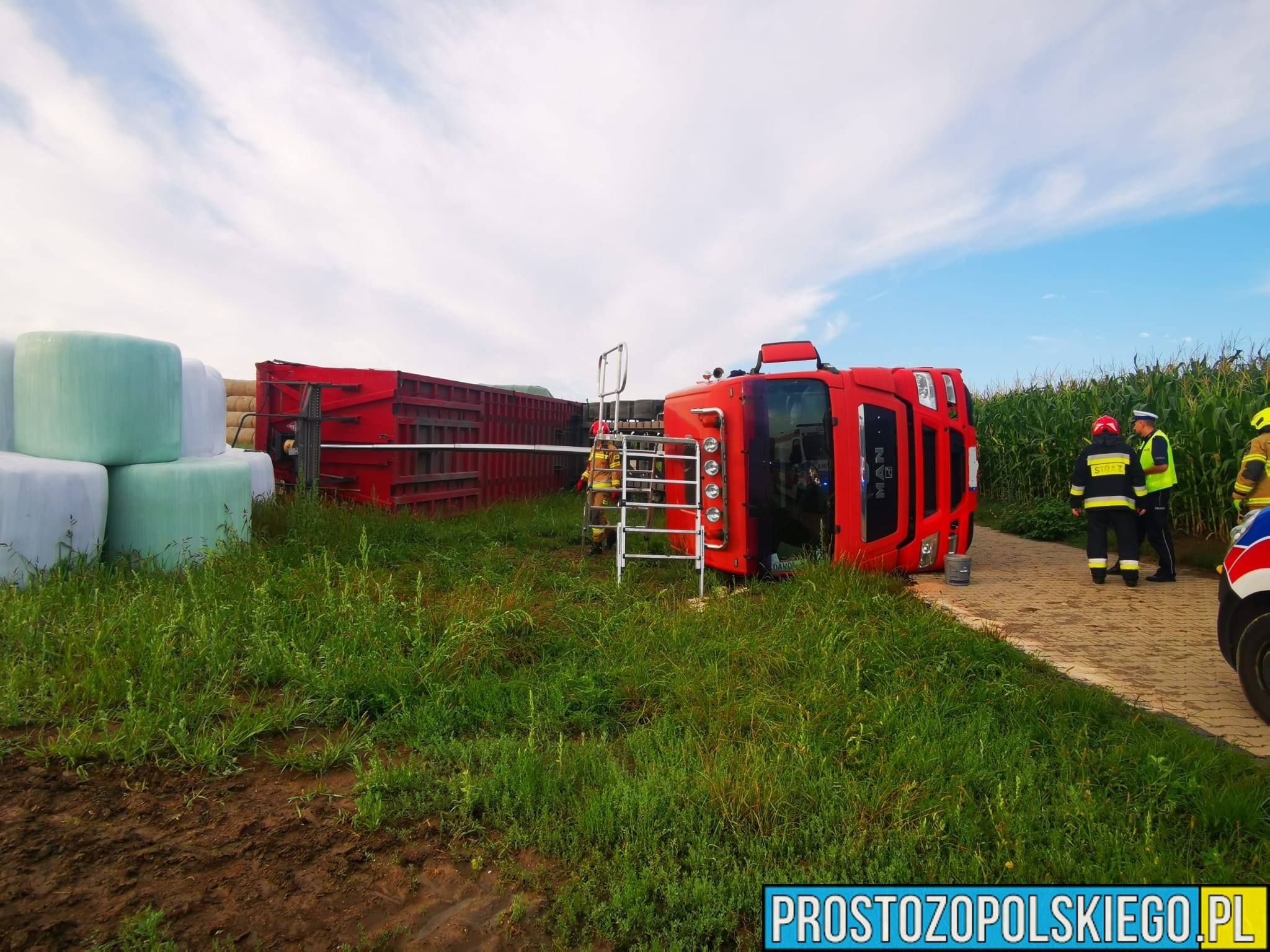 Podczas rozładunku materiału sypkiego doszło do przewrócenia samochodu ciężarowego w miejscowości Witosławice.