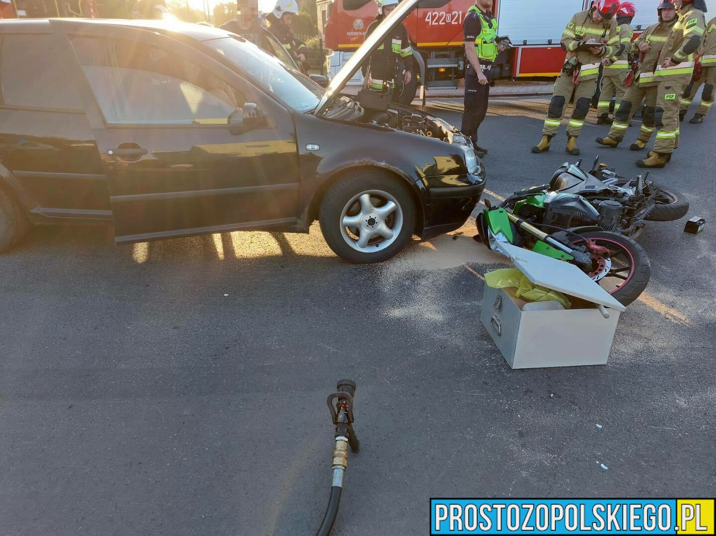 Czołowe zderzenie osobówki z motocyklem w miejscowości Cisek.(Zdjęcia)