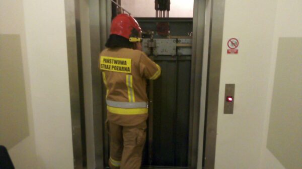 Dwie pacjentki szpitala utknęły w windzie. Z pomocą ruszyli strażacy z PSP w Brzegu.(Zdjęcia)