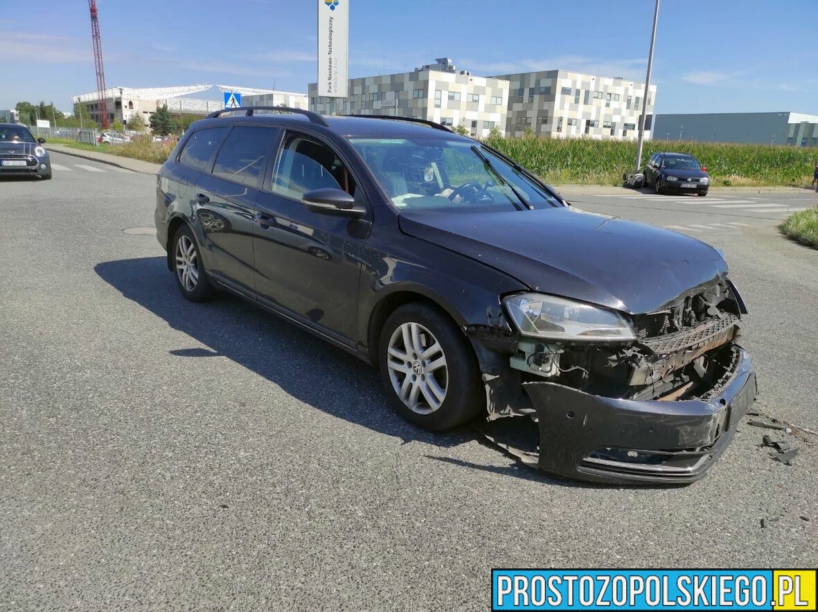 Zderzenie dwóch samochodów na ul.Technologicznej w Opolu.(Zdjęcia)