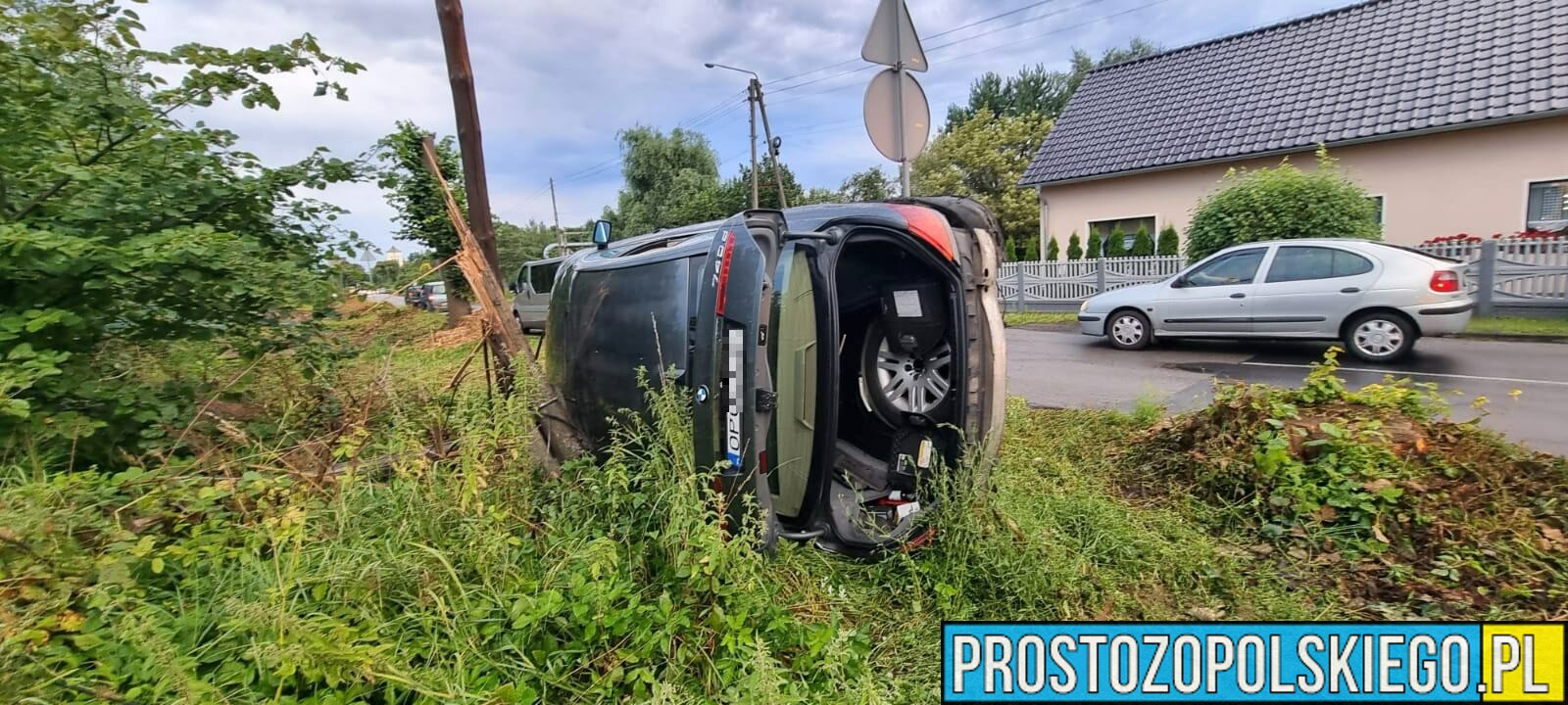 Wypadek w miejscowości Schodnia koło Ozimka. Kierujący bmw obywatel Ukrainy zakończył swoją jazdę na boku na pasie zieleni.(Zdjęcia)
