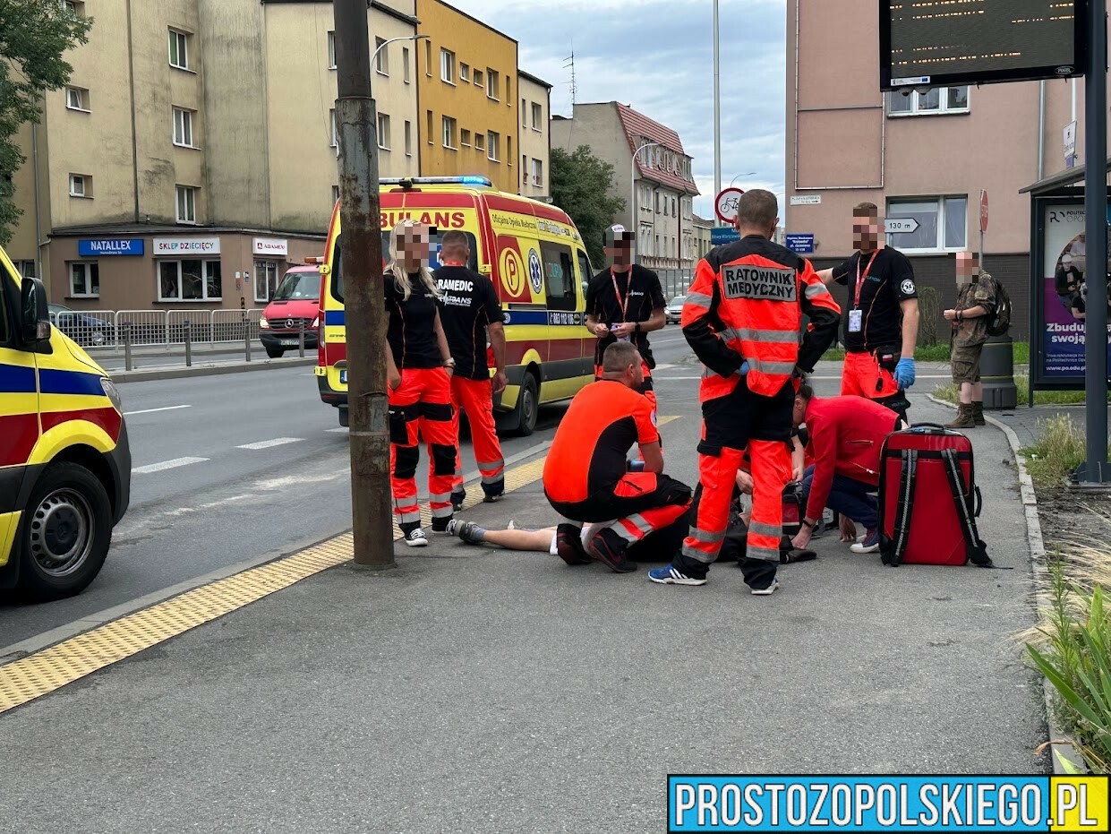 Wracający ratownicy medyczni z obstawy Tour de Pologne udzielili pomocy nieprzytomnemu mężczyźnie leżącemu na przystanku w Opolu.
