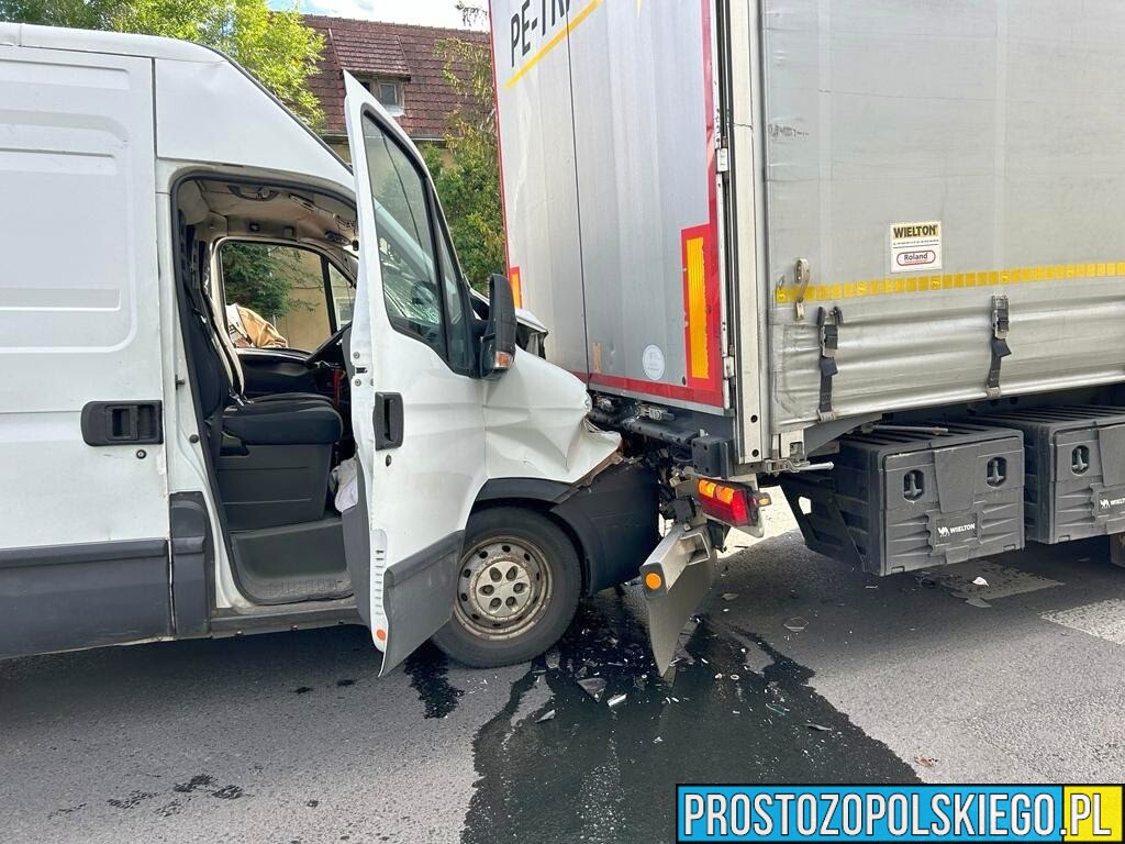 Wypadek na wiadukcie Braci Kowalczyków w Opolu. Kierujący busem wjechał w naczepę tira.(Zdjęcia&Wideo)