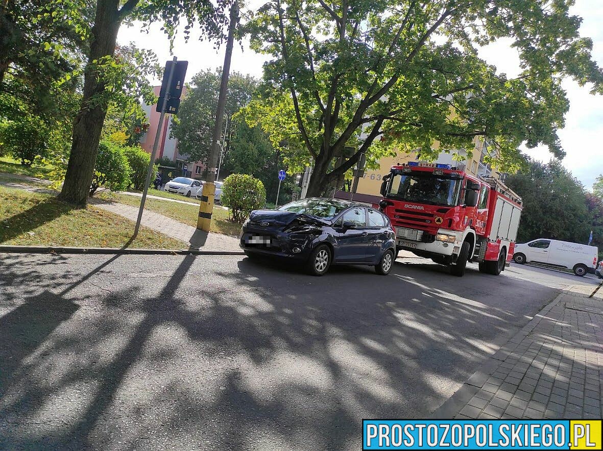 Zderzenie dwóch samochodów na Chabrach w Opolu.(Zdjęcia)