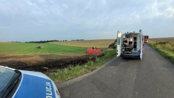 Osobowy Dodge uderzył w rowerzystę. Policja poszukuje świadków wypadku.