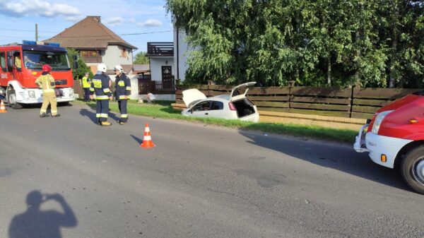 Auto wjechało do rowu w miejscowości Komprachcice.(Zdjęcia)