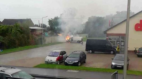 Pożar samochodu dostawczego na jednym z parkingów w Prószkowie.