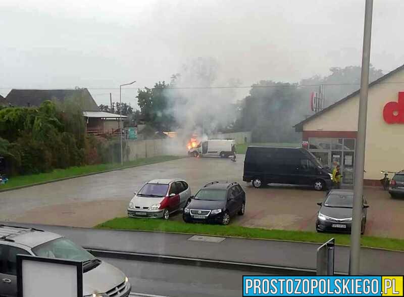 Pożar samochodu dostawczego na jednym z parkingów w Prószkowie.