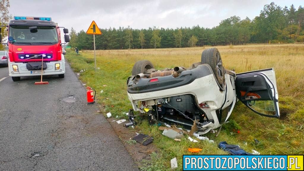 Kierujący autem stracił panowanie nad pojazdem i kilkakrotnie koziołkował na drodze DW423 w Kątach Opolskich.