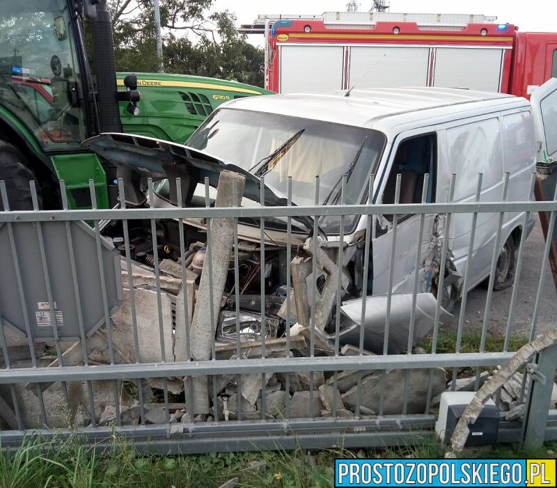 Wypadek w Grodkowie na ul.Wrocławskiej. Bus wjechał w ogrodzenie posesji.(Zdjęcia)