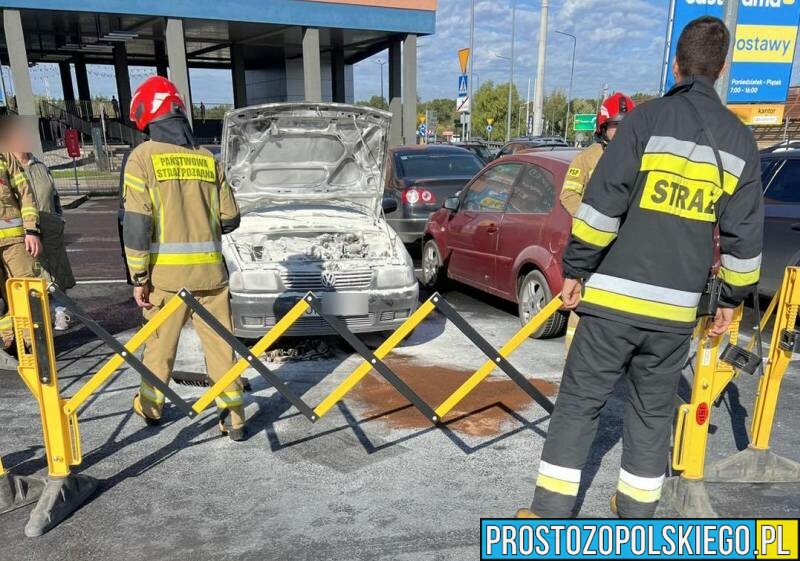 Pożar samochodu na parkingu w Kędzierzynie Koźlu.