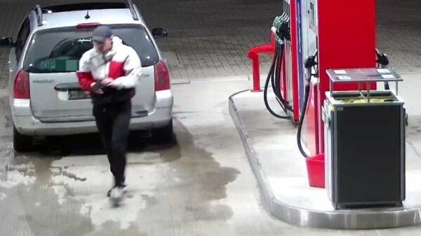 Policjanci poszukują sprawcy kradzieży paliwa na stacji benzynowej w Opolu.