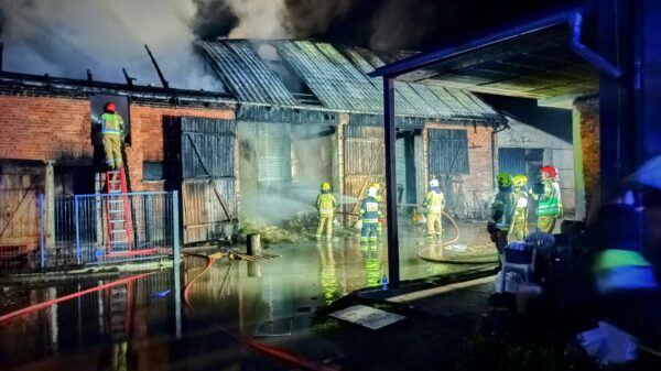 Pożar zabudowań gospodarczych w miejscowości Dębina w gminie Gorzów Śląski. Na miejscu było13 zastępów straży.