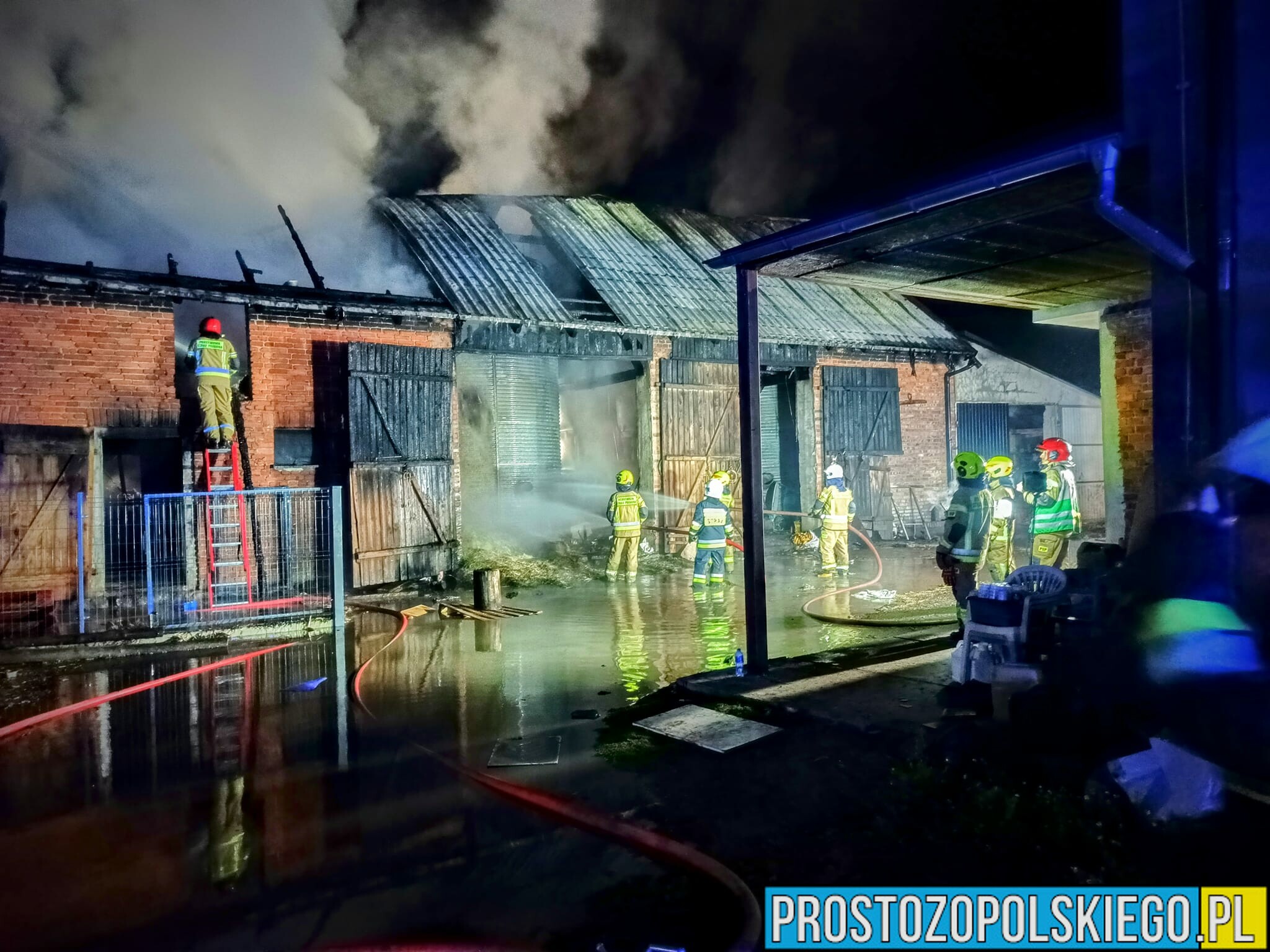 Pożar zabudowań gospodarczych w miejscowości Dębina w gminie Gorzów Śląski. Na miejscu było13 zastępów straży.