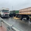 Wypadek na wiadukcie w Opolu. Ciągnik rolniczy zderzył się z ciężarówką.(Zdjęcia)