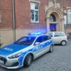 Policjant z Namysłowa eskortował kobietę do szpitala.(Wideo)