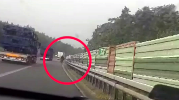 32-latek łapał „stopa” na autostradzie A4.(Wideo)