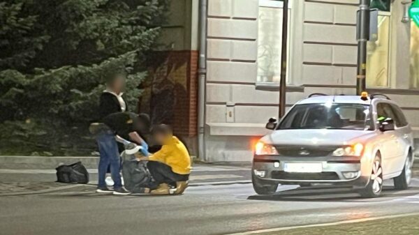 Seniorka przewróciła się na pasach na ul. Żeromskiego w Opolu. Z pomocą ruszyli mieszkańcy!