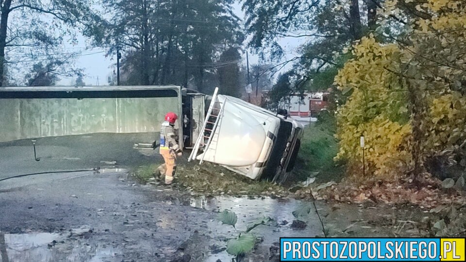 Wypadek w Niemodlinie. Kierujący ciężarówką uderzył i zerwał bariery mostu.(Zdjęcia)