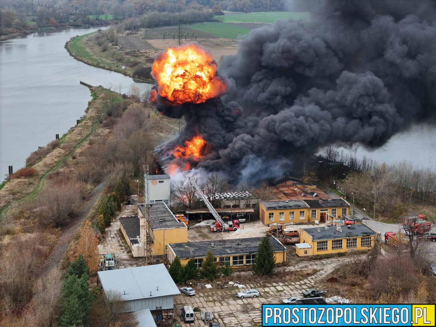 Potężny pożar hali magazynowej w Kędzierzynie Koźlu przy ul. Chełmońskiego.(Zdjęcia&Wideo)