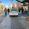 Kierujący taksówką zaparkował na chodniku i utrudniał przejście pieszym na przeciwko prokuratury w Opolu.