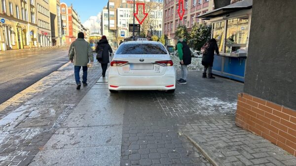 Kierujący taksówką zaparkował na chodniku i utrudniał przejście pieszym na przeciwko prokuratury w Opolu.