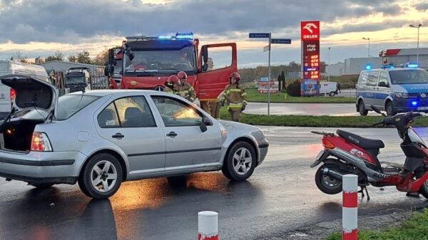 Kierujący skuterem został potrącony przez auto w Skarbimierzu-Osiedlu.