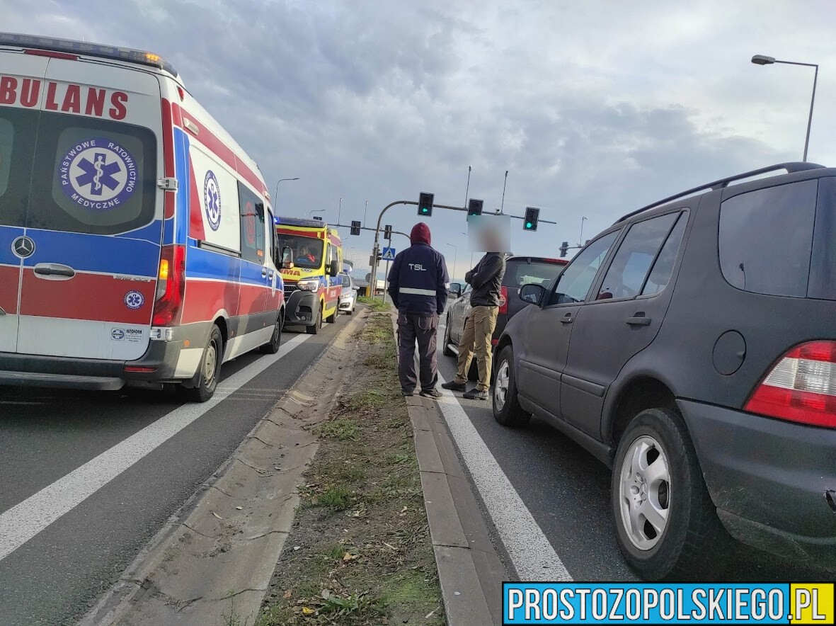 Zderzenie trzech samochodów na obwodnicy Opola. W aucie poróżowała trójka dzieci.(Zdjęcia)