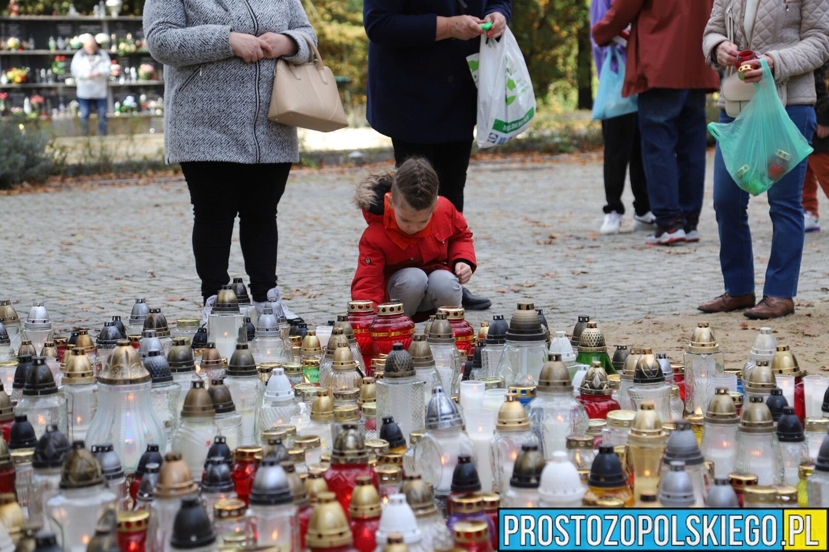 Tłumy opolan na cmentarzu w Opolu.(Zdjęcia)