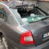 Spadający lód z dachu uszkodził zaparkowany samochód.(Zdjęcia