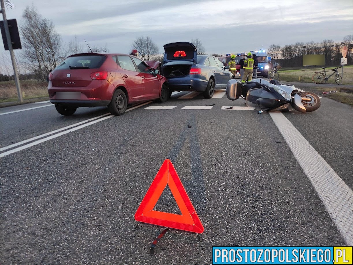 Zderzenie dwóch samochodów i skutera w miejscowości Węgry na DK45.Poszkodowana kobieta w ciąży.