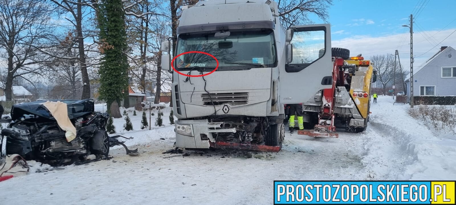 Czołowe zderzenie ciężarówki z osobówką w Biskupowie koło Głuchołaz.
