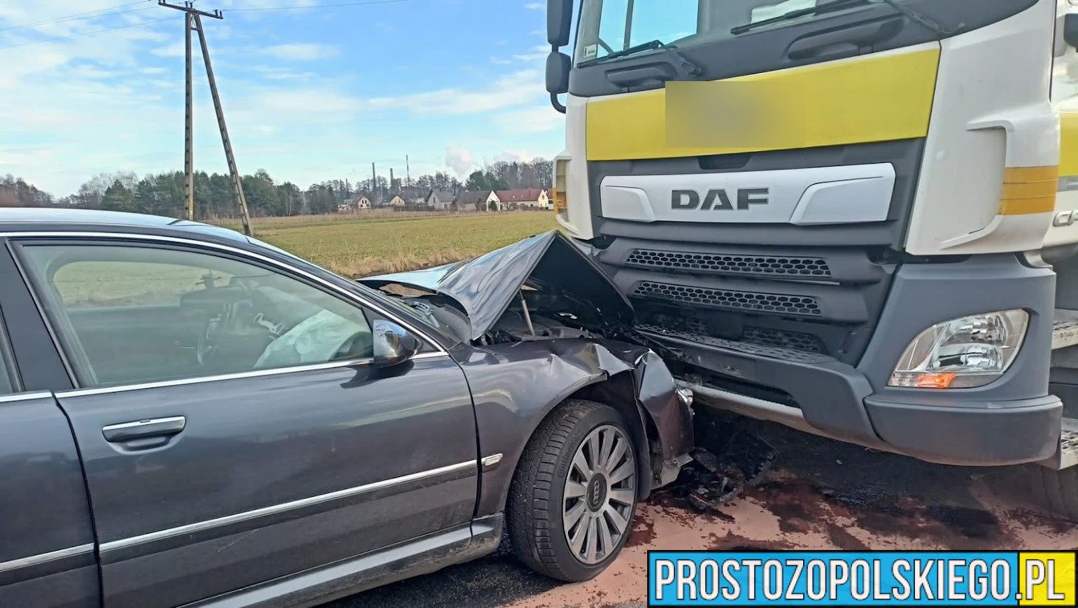 Czołowe zderzenie ciężarówki z audi w Zdzieszowicach.(Zdjęcia)
