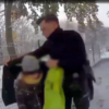 Policjanci uratowali trójkę dzieci przed zamarznięciem.(Wideo)